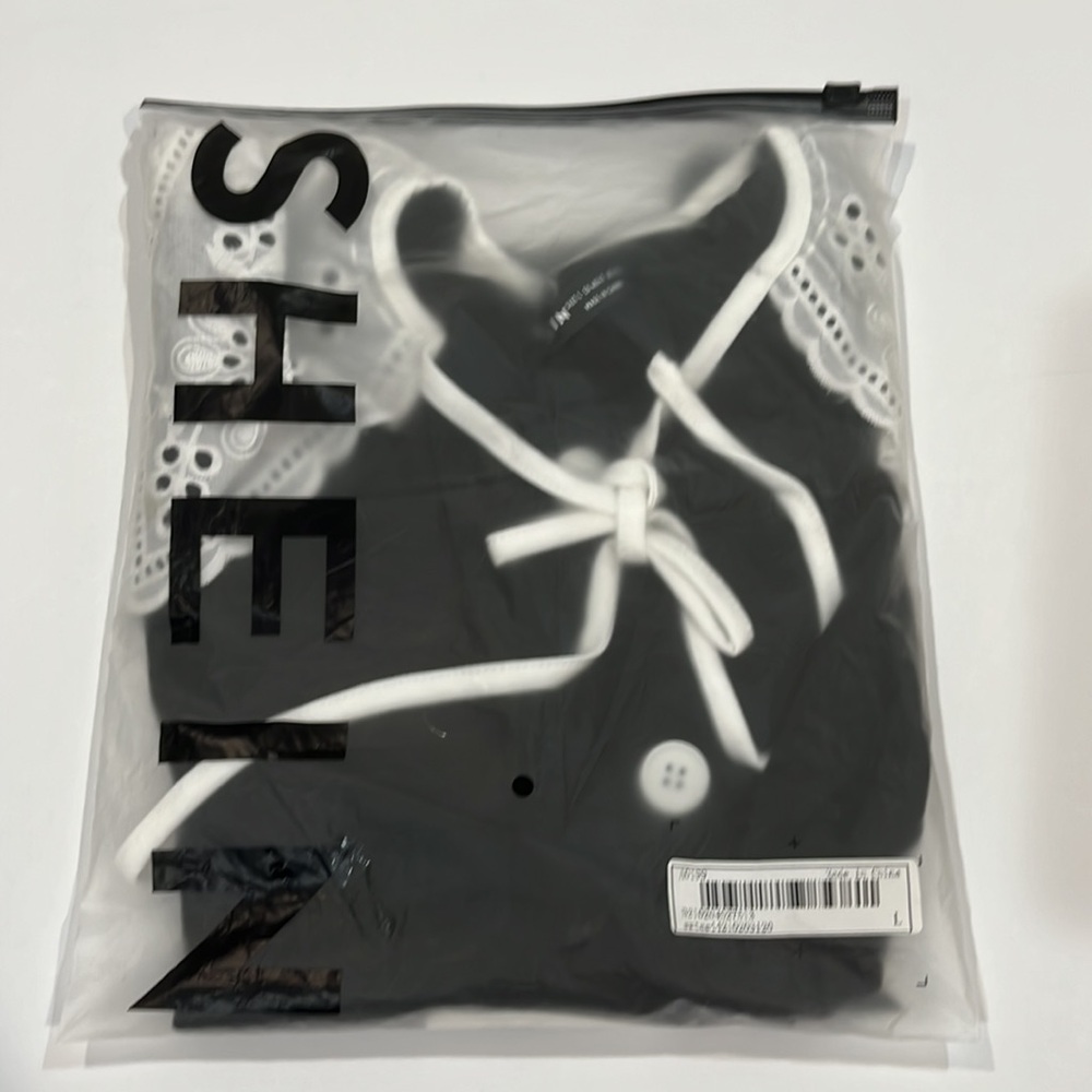 Shein black/white t-shirt embroidered collar 💐 - Picture 6 of 6